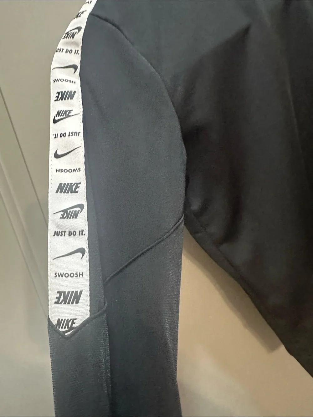 Nike Size M (5/6) Black/White Zip Front Jacket EUC